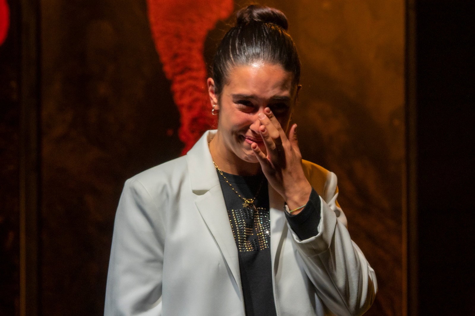 Claudia Abela, llorantdo, durante su actuación en El Paso