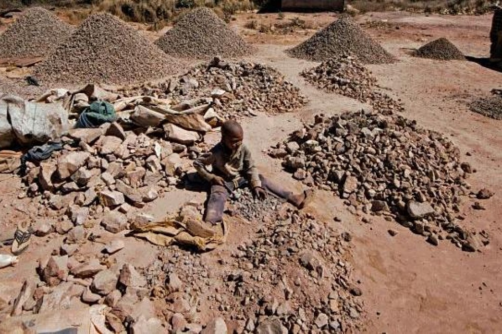 Un niño rompe rocas extraídas de una minería de cobalto en una mina de cobre y un pozo de cobalto en Lubumbashi el 23 de mayo de 2016. El precio del cobre ha caído fuertemente, afectando directamente a los trabajadores de la ciudad. JUNIOR KANNAH / AFP
Un niño rompe rocas extraídas de una minería de cobalto en una mina de cobre y un pozo de cobalto en Lubumbashi (República Democrática del Congo) el 23 de mayo de 2016. JUNIOR KANNAH / AFP.