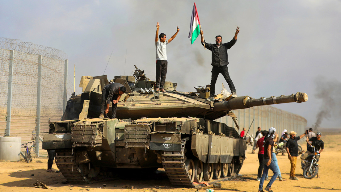 Palestinos celebran sobre un tanque israelí destruido cerca de la valla en la Franja de Gaza, el 7 de octubre de 2023.
Yousef Masoud / AP