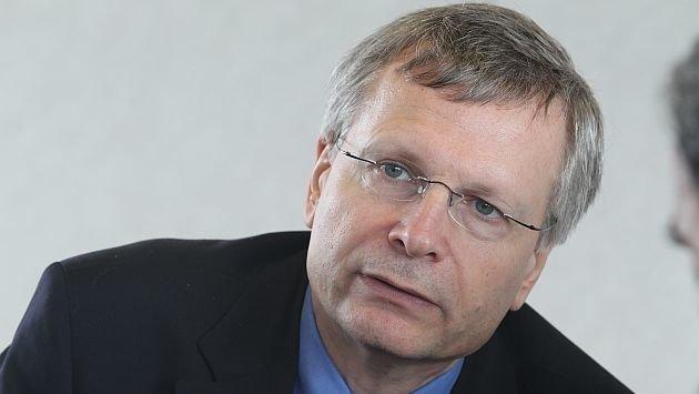 DANI RODRIK,  DOCTOR EN ECONOMIA POR LA UNIVERSIDAD DE PRINCETON Y PROFESOR DE LA CATEDRA RAFIQ HARIRI DE ECONOMIA POLITICA INTERNACIONAL DE LA JOHN F. KENNEDY CHOOL OF GOVERNMENT DE LA UNIVERSIDAD DE HARVARD. RECIBIO LA DISTINCION DOCTOR HONORIS CAUSA DE LA PONTIFICIA UNIVERSIDAD CATOLICA EN RECONOCIMIENTO DE SU AMPLIA CONTRIBUCION AL DESARROLLO DE LOS ESTUDIOS SOBRE ECONOMIA