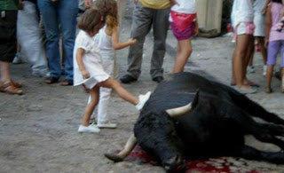 niña y toro