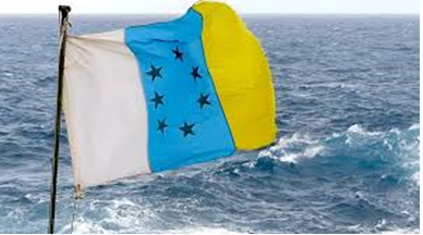 BANDERA CANARIA EN EL MAR