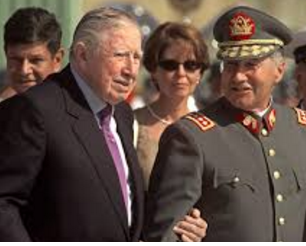 PINOCHET CON MILITAR