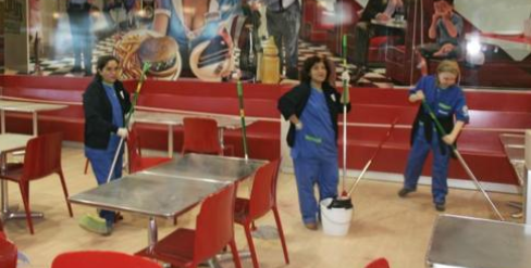 LIMPIANDO CAFETERÍAS