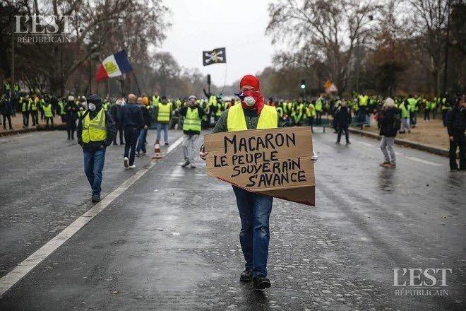 gilets jaunes macaron