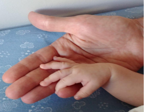 manos padre hijo