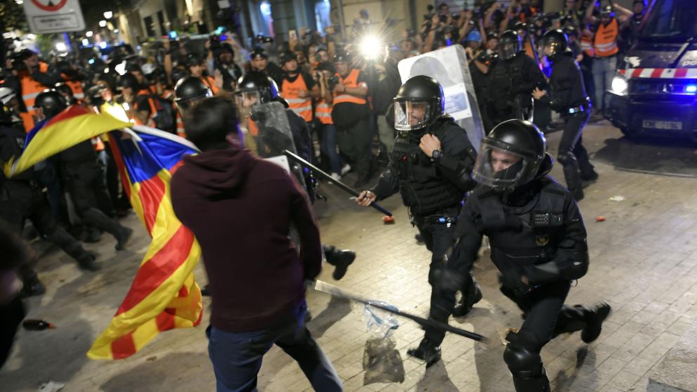 MANIFESTANTES POLICÍA BARCELONA