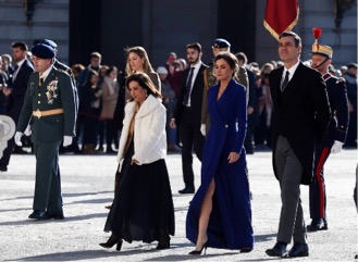 La reina de traje azul largo 