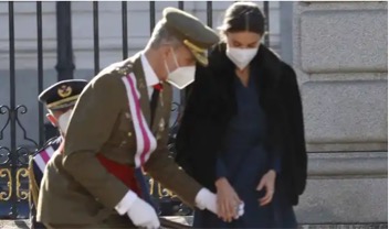 El rey recoge el broche