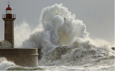OLAS CONTRA EL FARO