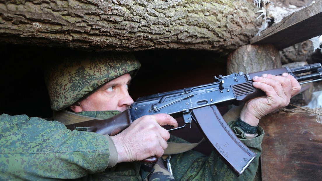 Un militar de la república autoproclamada de Donetsk, cerca de la localidad de Staromijailovka, el 15 de febrero de 2022.