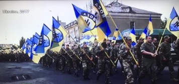 Batallones ucranianos desfilan en 2017 con banderas nazis