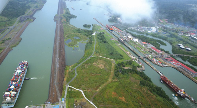 A la izquierda Canal ampliado inaugurado 2016. A la derecha El Canal a esclusas inaugurado 1914