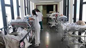 CAMILLAS EN LOS PASILLOS DE LOS HOSPITALES CANARIOS
