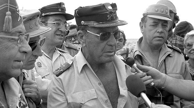 GENERAL GÓMEZ DE SALAZAR ABANDONANDO EL TERRITORIO SAHARAUI