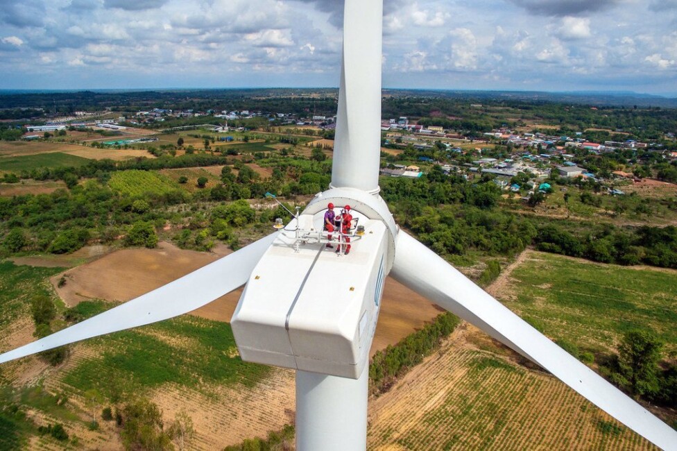 RENOVABLES Trabajadores sobre una turbina eólica en Chaiyaphum, Tailandia. La energía de fuentes limpias y con la más baja emisión posible de gases de efecto invernadero, en contraste con la que emite grandes cantidades de carbono, es una condición indispensable para contener el calentamiento global. Foto: ADB