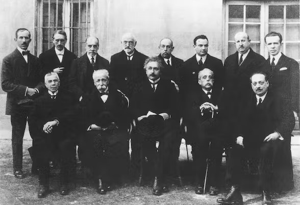 Blas Cabrera (sentado, el primero por la derecha), durante la visita de Einstein a la UCM.