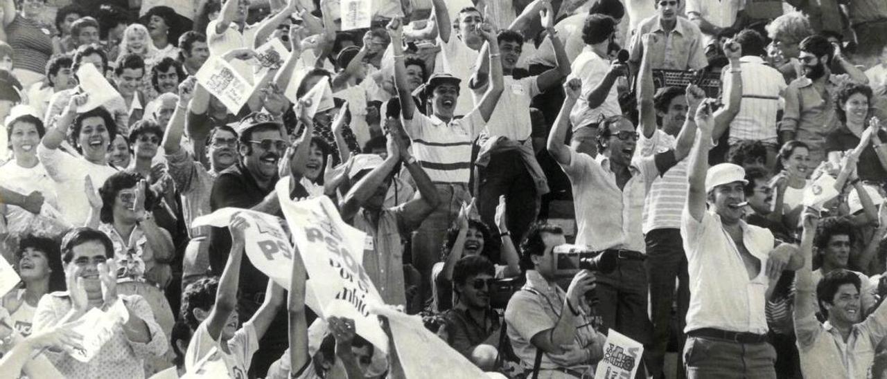 Mitin del PSOE el 17 de octubre de 1982 en en Estadio Insular de la capital grancanaria CÁNDIDO QUESADA EL DÍA