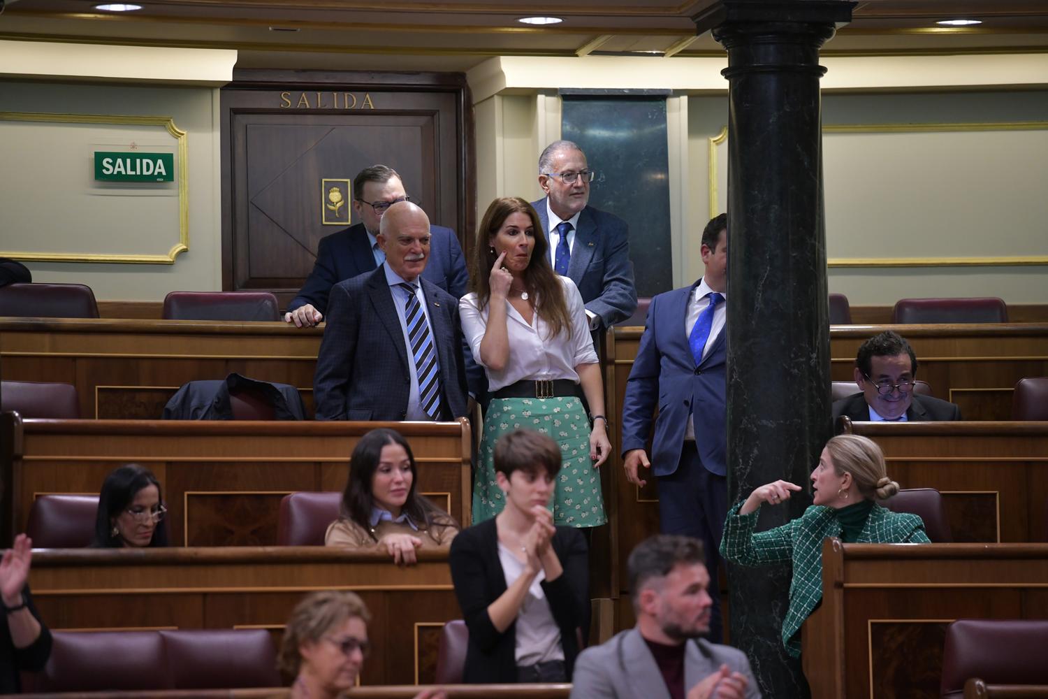 Carla Toscano, diputada de extrema derecha, se burla de la ministra de Igualdad Irene Montero tras su intervención en el Congreso. DANI GAGO