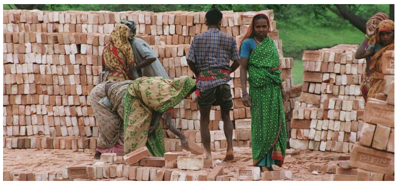 Trabajadoras apilan ladrillos en una fábrica cerca de Dacca, la capital de Bangladesh. Las tendencias dominantes en la economía mundial impactarán tanto la cantidad como la calidad del empleo, y entre los grupos más perjudicados están las mujeres y los jóvenes, según la OIT. Foto: Scott Wallace/BM