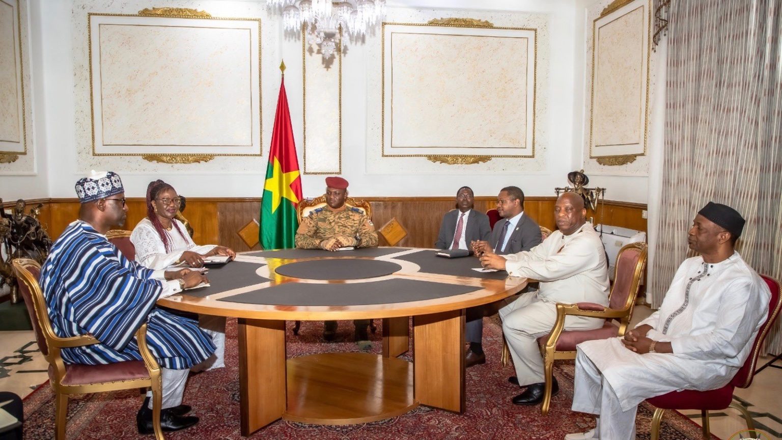 Los ministros de Asuntos Exteriores de Burkina Faso, Malí y Guinea celebran una reunión tripartita en Uagadugú. Foto Ministerio de Asuntos Exteriores y Cooperación Internacional de Malí