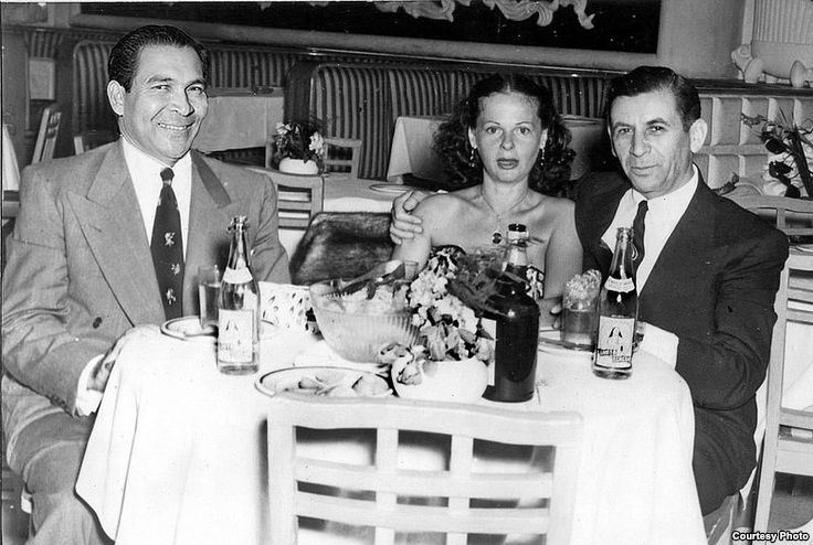 BATISTA CON EL MAFIOSO GRINGO MEYER LANSKY Y UNA AMIGA, AÑOS 50