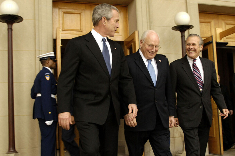 George W. Bush, Dick Cheney y Donald H. Rumsfeld, en un acto oficial en 2006 WIKIMEDIA COMMONS