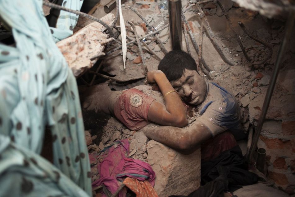 Esta desgarradora fotografía, tomada el 25 de abril de 2013 en Savar (Bangladesh), ha pasado a conocerse como El abrazo final. Créditos Taslima Akhter.
