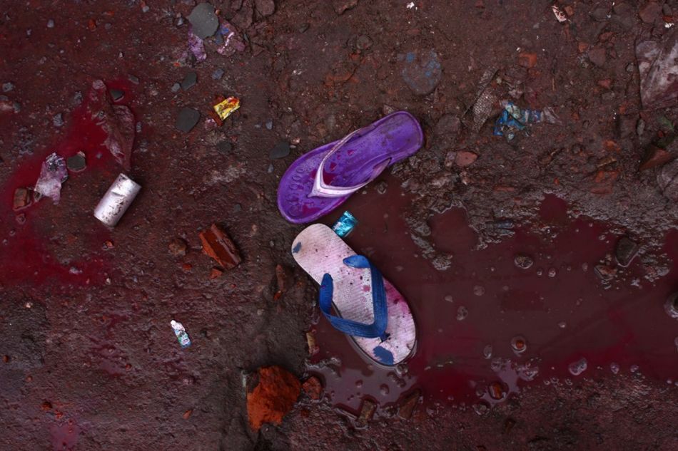 Cartuchos de gas lacrimógeno, agua coloreada de cañones de agua y sandalias abandonadas son pruebas de las atrocidades perpetradas contra las y los trabajadores, Dhaka, Bangladesh, 30 de junio de 2010. Crédito Taslima Akhter.