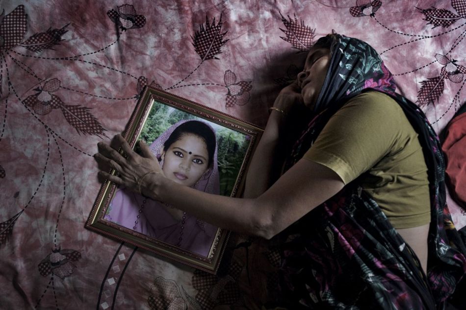 La madre de Poly Akhter, Shahana (38), llora por ella, 1 de junio de 2013. Créditos Taslima Akhter.