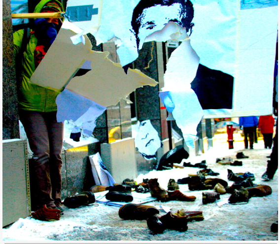 20 de diciembre de 2008: Manifestantes en Montreal arrojaron zapatos a un cartel del presidente George Bush frente al Consulado de EE. UU. para mostrar su apoyo al periodista iraquí Muntadar al-Zeizi, quien arrojó su zapato al verdadero Bush. (Anirudh Koul, Flickr, CC BY-NC 2.0)