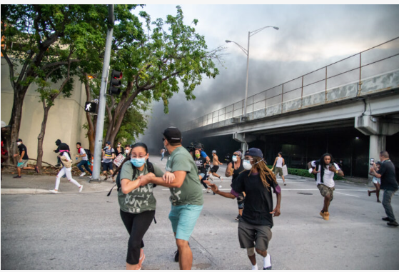 Los manifestantes de George Floyd en Miami reaccionan cuando la policía dispara irritantes químicos el 30 de mayo de 2020. (Mike Shaheen, CC BY 2.0, Wikimedia Commons)