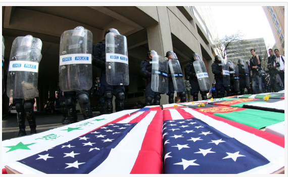 Ataúdes simulados colocados cerca de las oficinas de contratistas militares durante una protesta contra la guerra de Irak en Washington y sus alrededores. 21 de marzo de 2009. (Victor Reinhart, CC BY-SA 3.0, Wikimedia Commons)