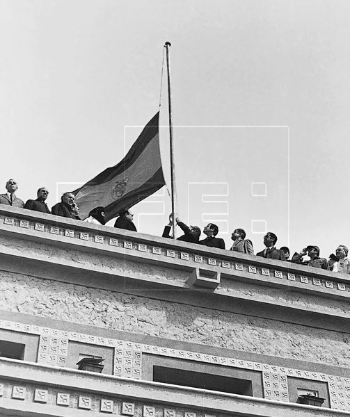 España arría su última bandera del edificio del Gobierno General en El Aaiún. #EFEfototeca