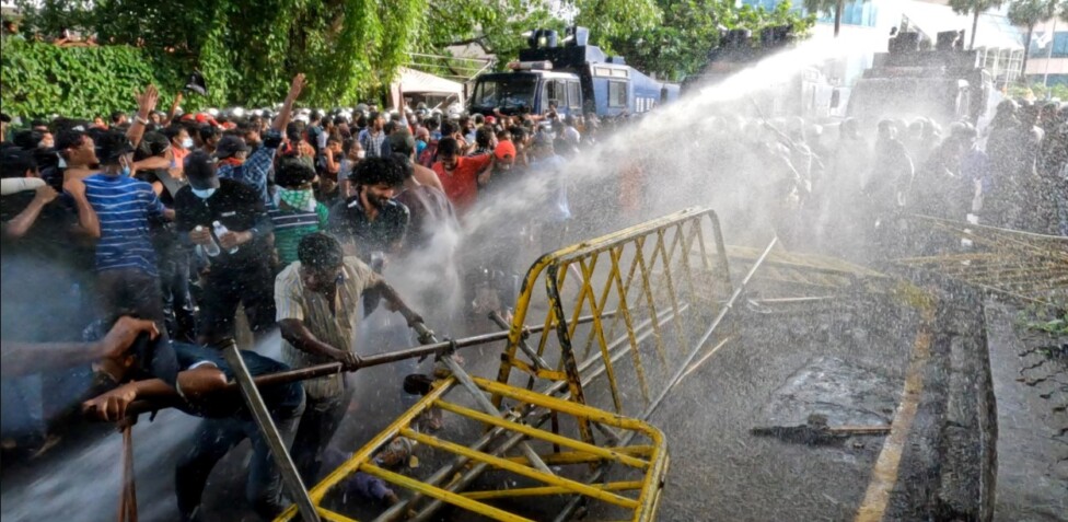 Las protestas que se generan alrededor del mundo a menudo responden a la falta de protección social para que la población pueda acceder a los alimentos o a la salud, derechos desatendidos por muchos Estados afectados por la deuda externa y la evasión fiscal. Imagen: Tharaka Basnayaka / NurPhoto-AI