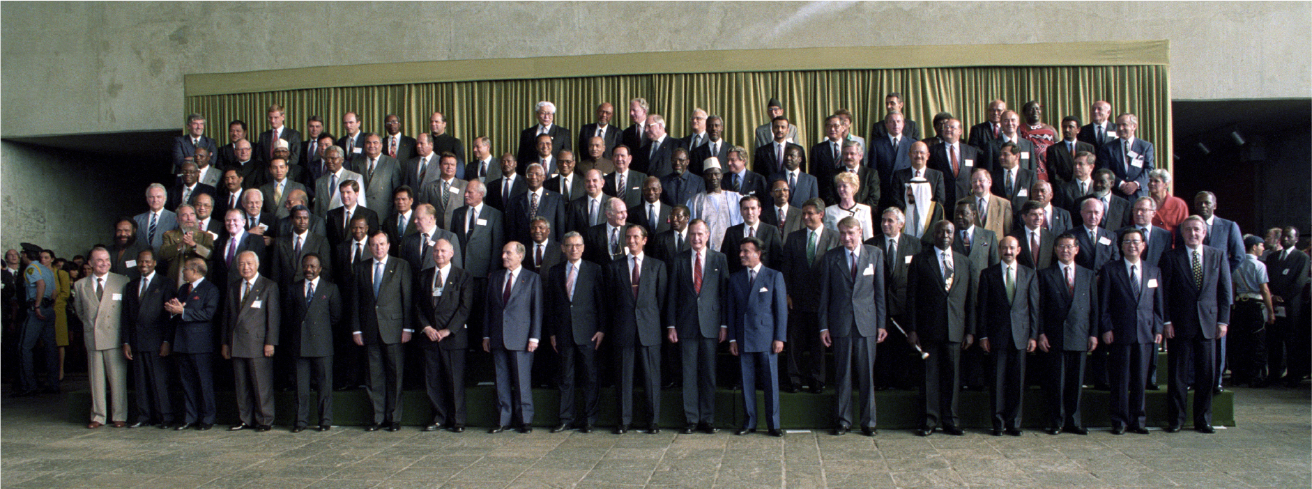 Líderes mundiales reunidos en la 'Cumbre para la Tierra' en Río de Janeiro, Brasil, 13 de junio de 1992. Foto ONU/Michos Tzovaras