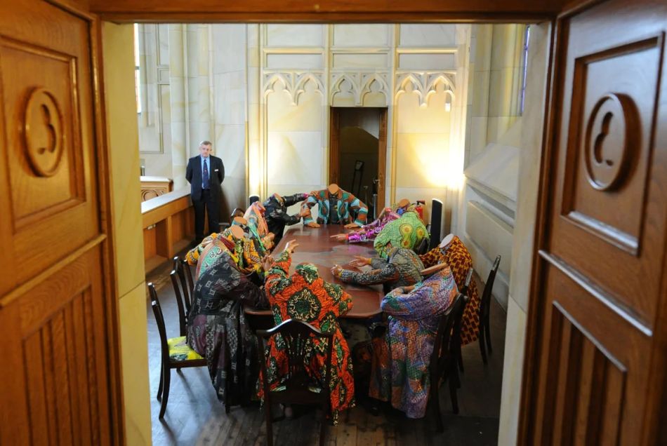 Yinka Shonibare (Nigeria), Scramble for Africa [La disputa por África], 2003.