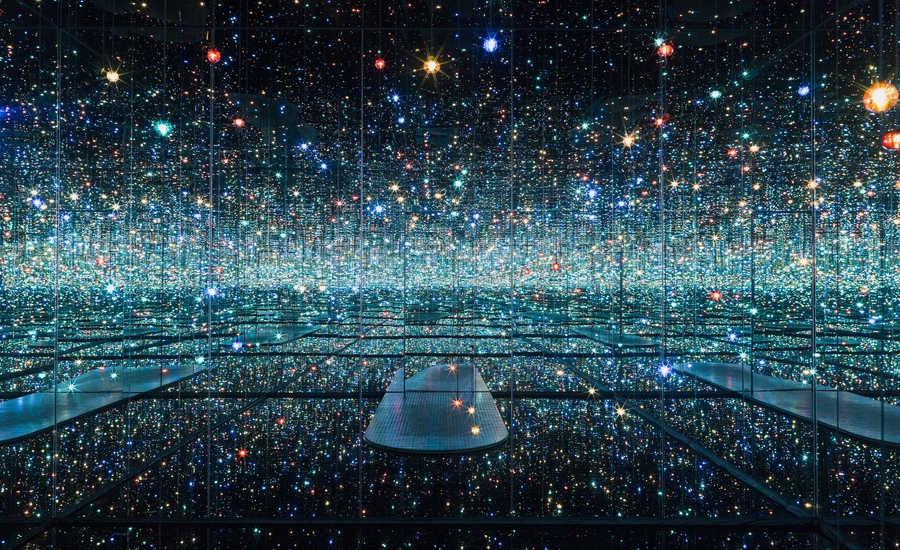 Yayoi Kusama (Japón), Infinity Mirrored Room – The Souls of Millions of Light Years Away [Sala de espejos infinitos – Las almas de millones de años luz], 2013