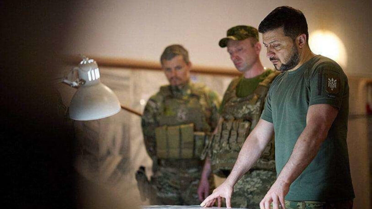 ZELENSKY photo_camera
AFP/UKRAINIAN PRESIDENTIAL PRESS SERVICE - El presidente de Ucrania, Volodimir Zelenski, mira un mapa durante una visita a la posición del Ejército ucraniano