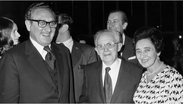 KISSINGER CON LOUIS, SU PADRE Y PAULA, SU MADRE