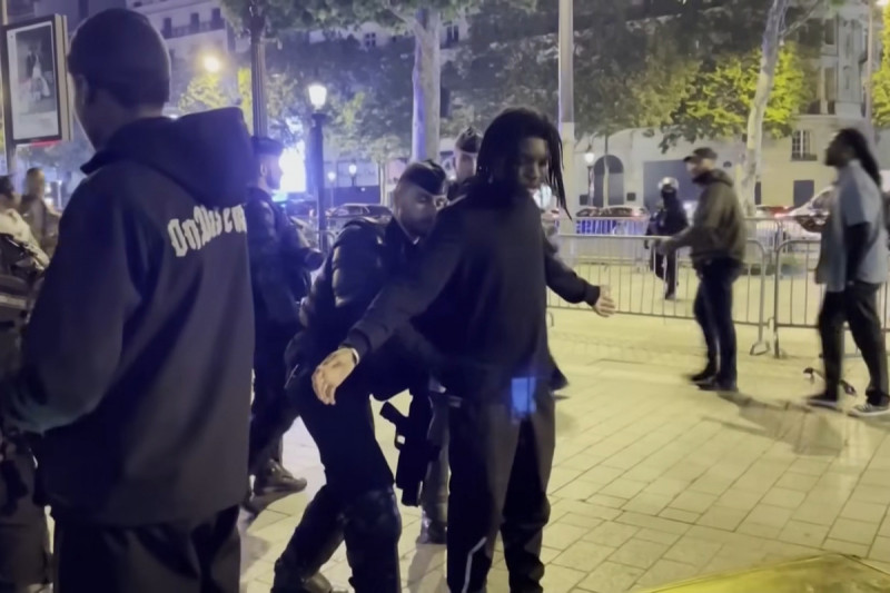 FRANCIA La policía registra a dos jóvenes negros durante una de las manifestaciones en Francia por el asesinato racista de Nahel. / YouTube (DW Español)