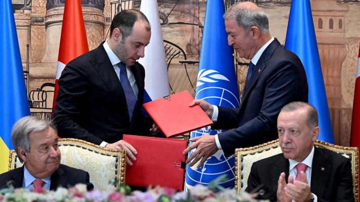 ACUERDOS ESTAMBUL Dos acuerdos importantes fueron firmados simultáneamente en Estambul el 22 de julio de 2022. El primero se centró en las exportaciones de grano ucraniano, mientras que el segundo se enfocó en la exportación de productos agrícolas y fertilizantes rusos (Foto: AP)