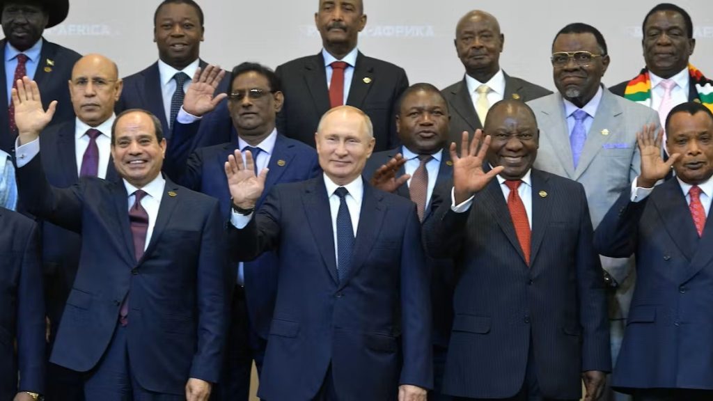 Putin posa con algunos de los líderes africanos que asistieron a la cumbre Rusia-África que organizó la semana pasada