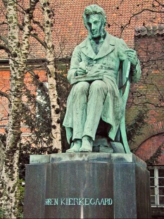 MONUMENTO KIERKEGARD ROYAL LIBRARY GARDENS, COPENHAGUE