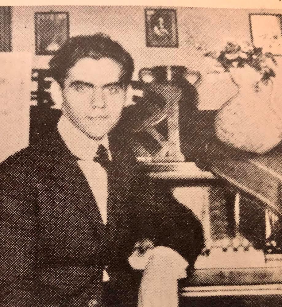 Federico García Lorca junto a su piano.
