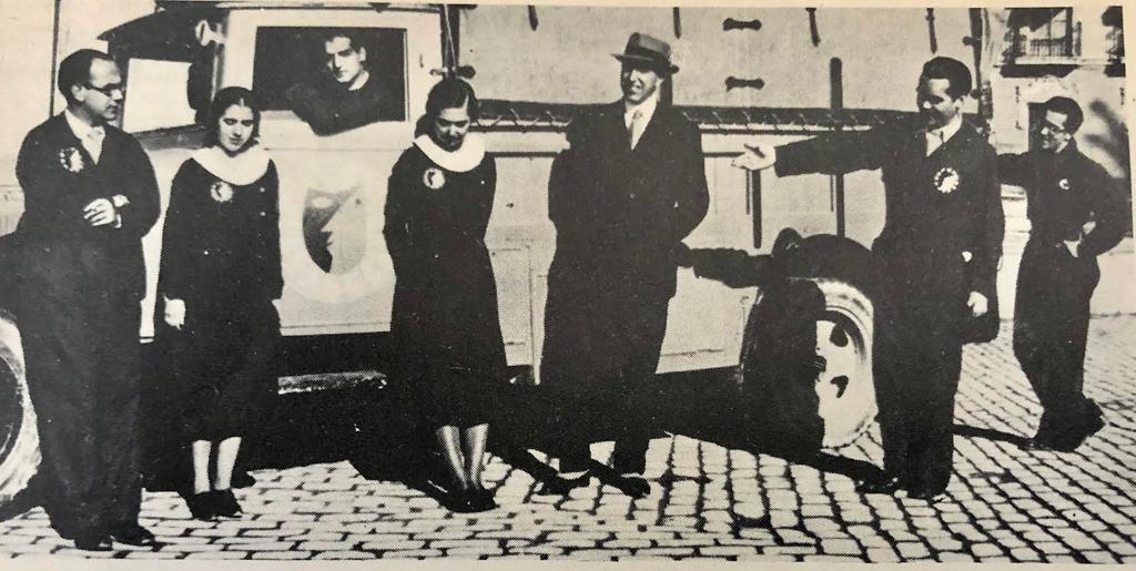 Algunos integrantes de la compañía teatral La Barraca.