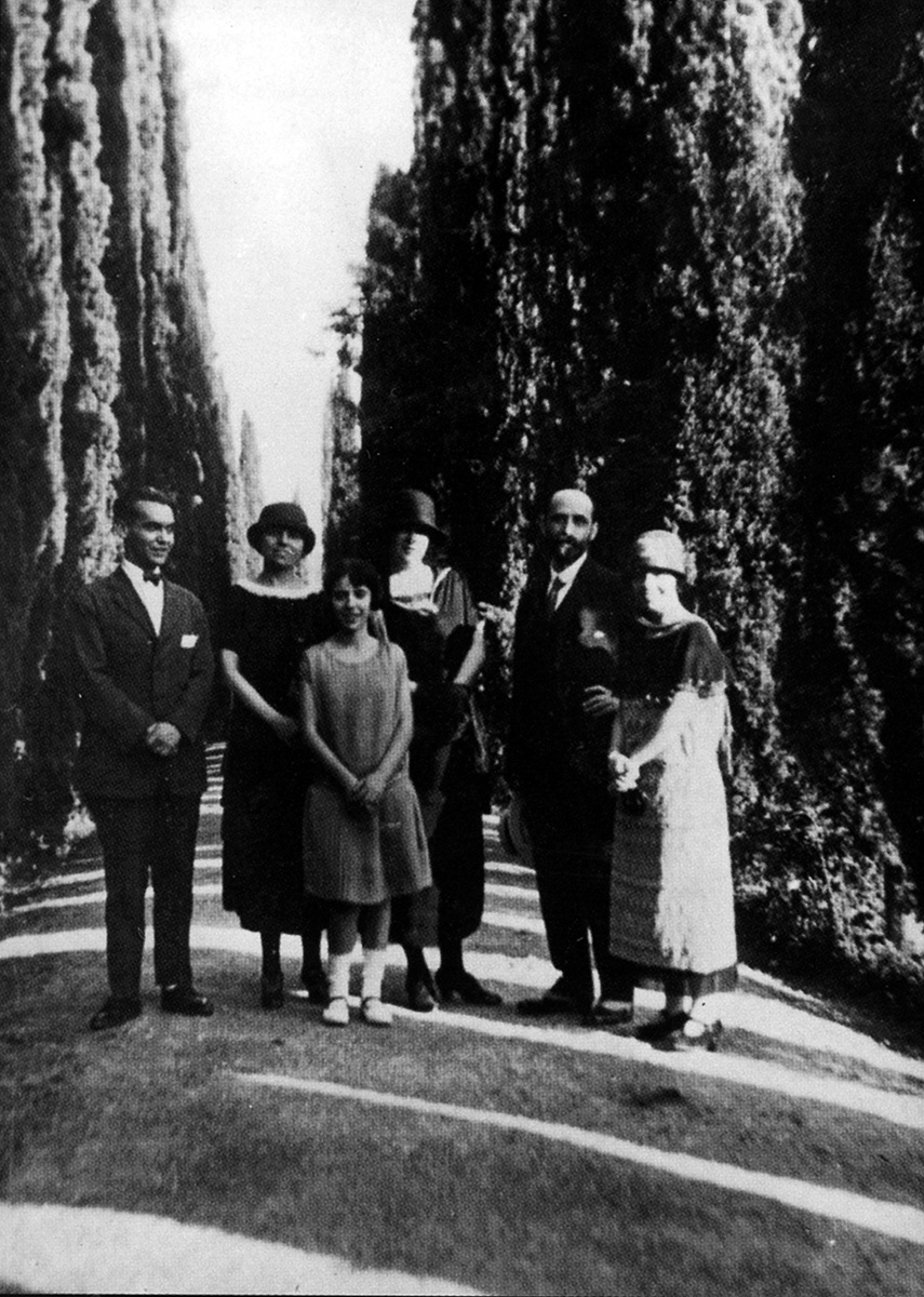 Federico, Zenobia Camprubí, Isabel García Lorca, Emilia Llanos, Juan Ramón Jiménez y Concha García Lorca en el Paseo de los Cipreses del Generalife, en el verano de 1924.  Foto Fundación FGL