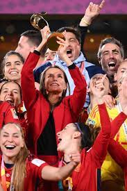 LETIZIA ​La Reina Letizia, desatada, levantando el trofeo