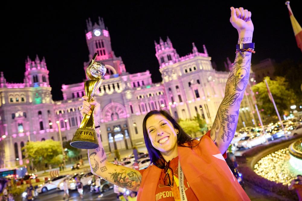 Jennifer Hermoso sostiene la copa del Mundial en el autobús que recorrió Madrid con las campeonas tras su llegada a Madrid.