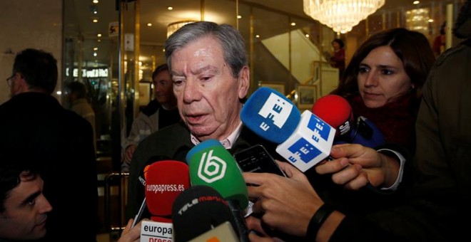 CORCUERA El exministro del Interior, José Luis Corcuera, a la salida de la reunión de la 'vieja guardia' del PSOE en 2017 (Foto de Archivo). / EFE